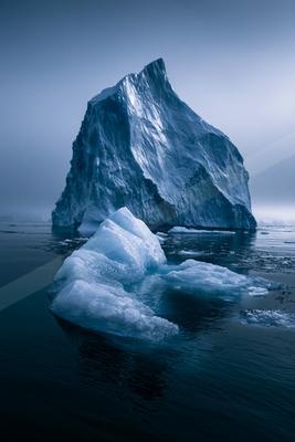 A bright water scene of ocean.