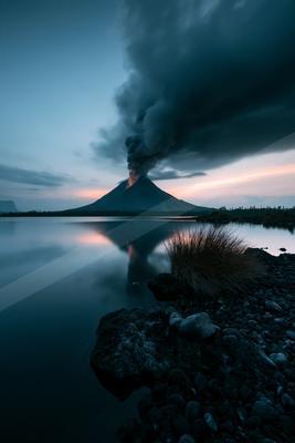 A dramatic water scene of lake.